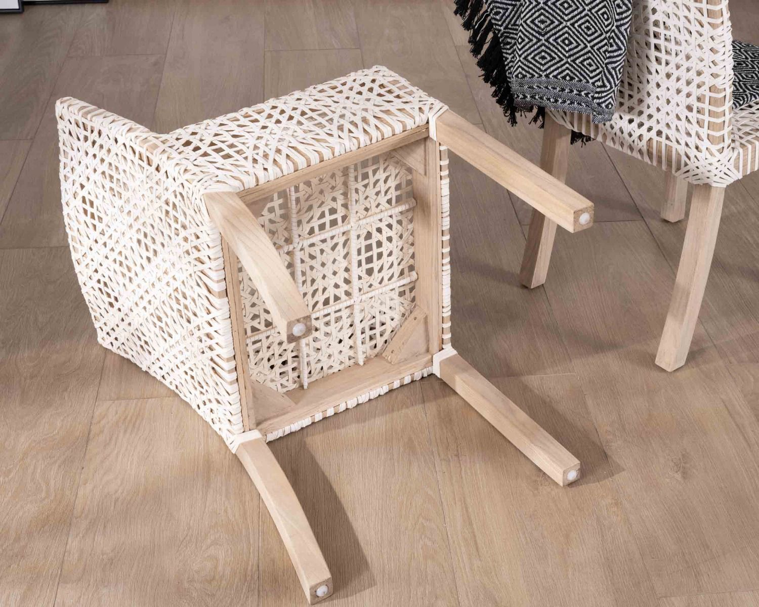 Sedia da pranzo "Mambow" con pelle intrecciata bianca e braccioli in teak