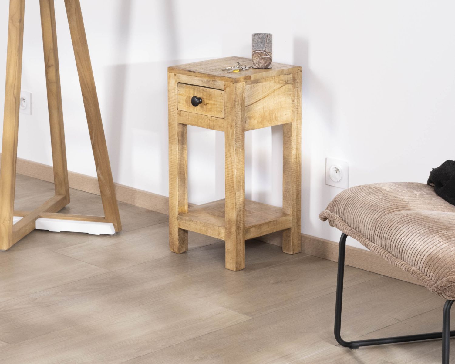 Comodino "Manoha" con struttura aperta e 1 cassetto, legno di mango H 60 cm