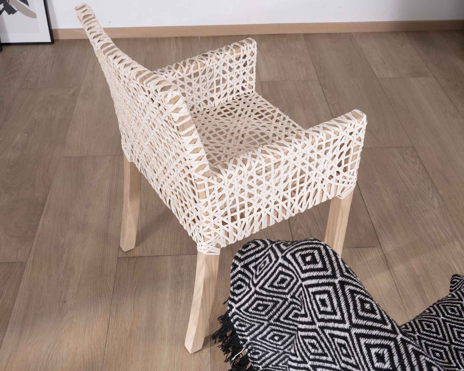 Sedia da pranzo "Mambow" con pelle intrecciata bianca e braccioli in teak