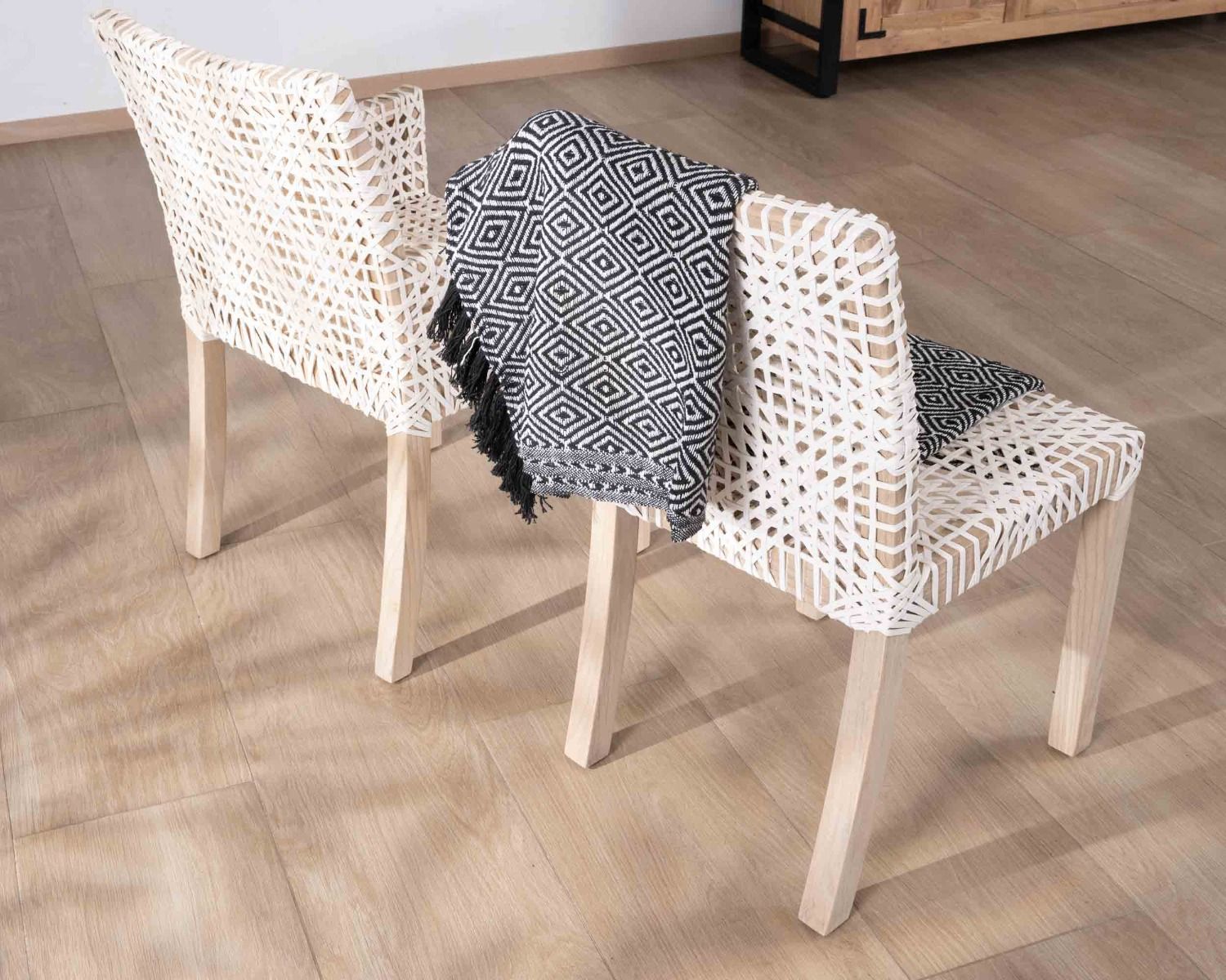 Sedia da pranzo "Mambow" con pelle intrecciata bianca e braccioli in teak