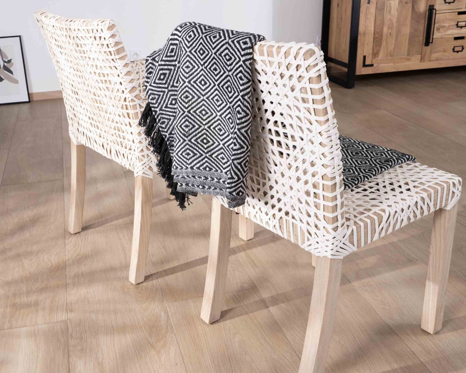 Sedia da pranzo "Mambow" con pelle intrecciata bianca e braccioli in teak