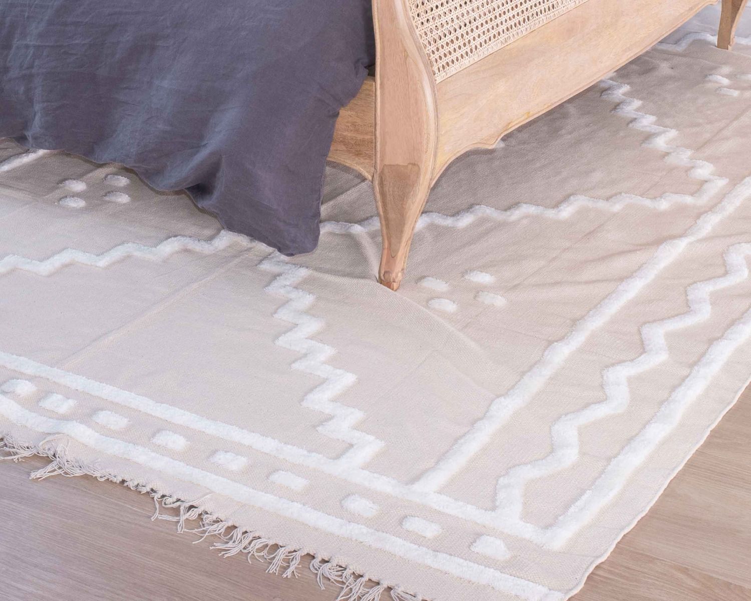 Grande tappeto rettangolare beige con motivi ricamati bianchi "Matis" 200 x 300 cm