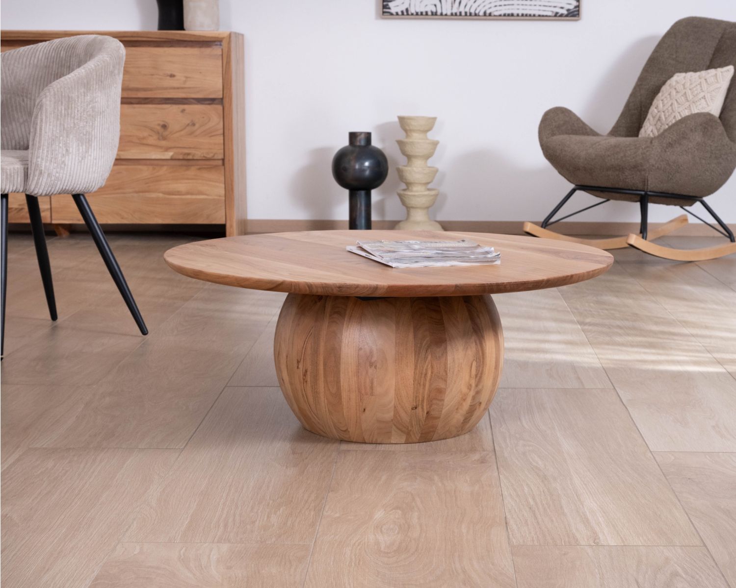 Tavolino rotondo di design in acacia massiccia con base a sfera "Voluto"