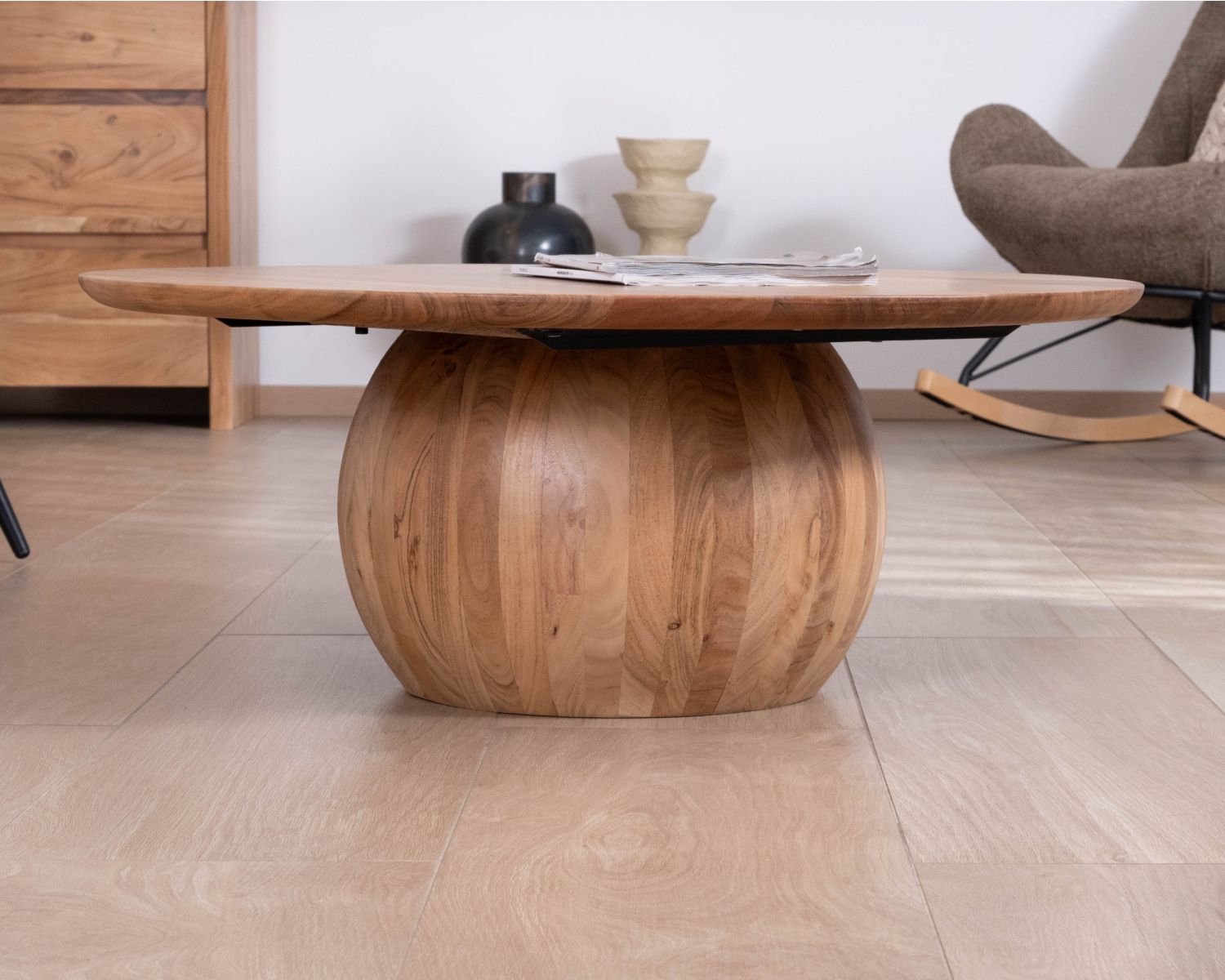 Tavolino rotondo di design in acacia massiccia con base a sfera "Voluto"