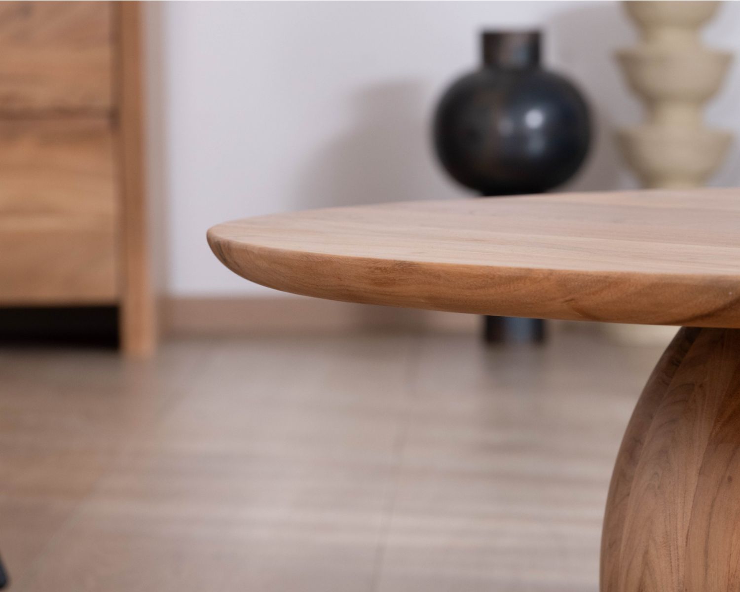 Tavolino rotondo di design in acacia massiccia con base a sfera "Voluto"