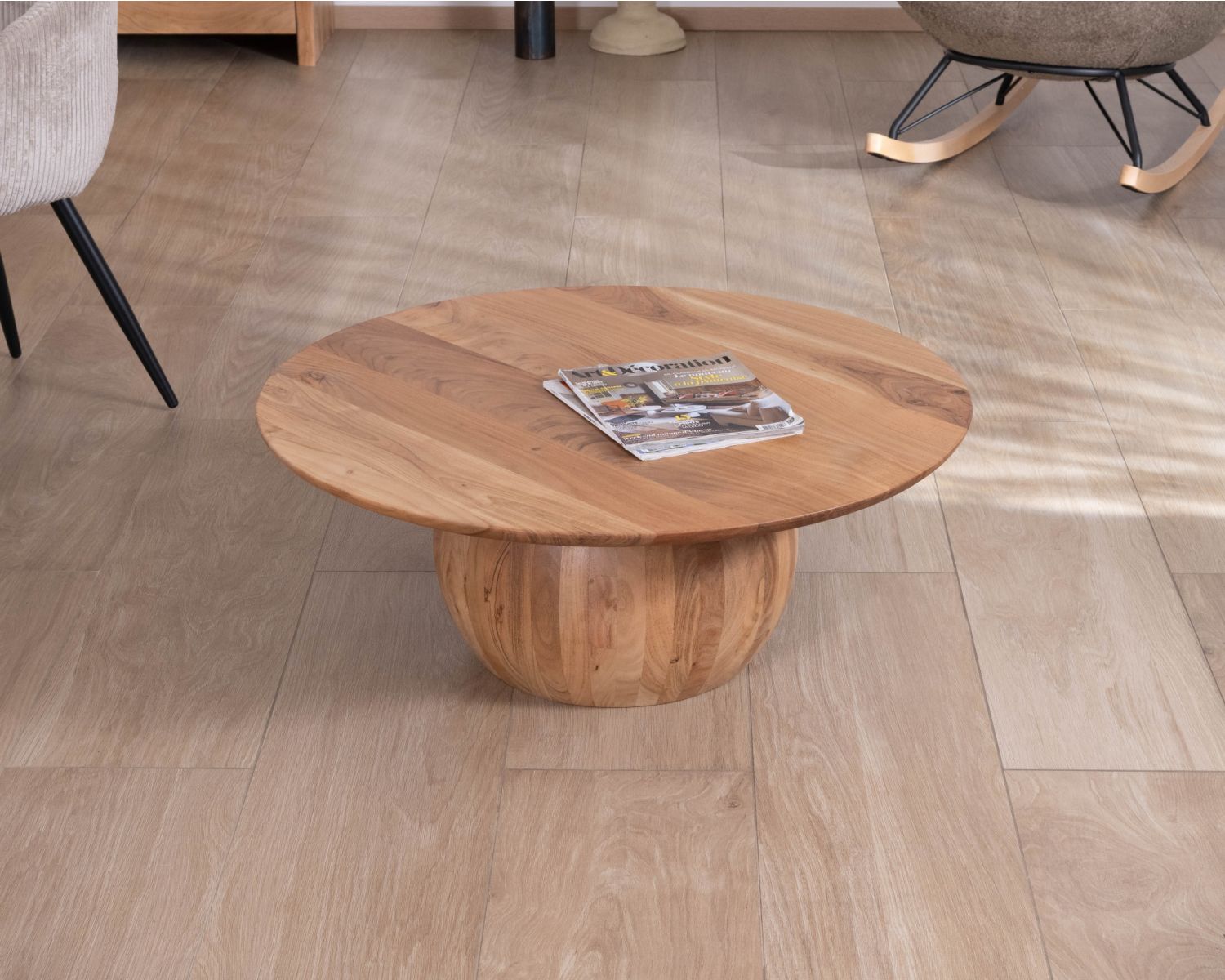 Tavolino rotondo di design in acacia massiccia con base a sfera "Voluto"