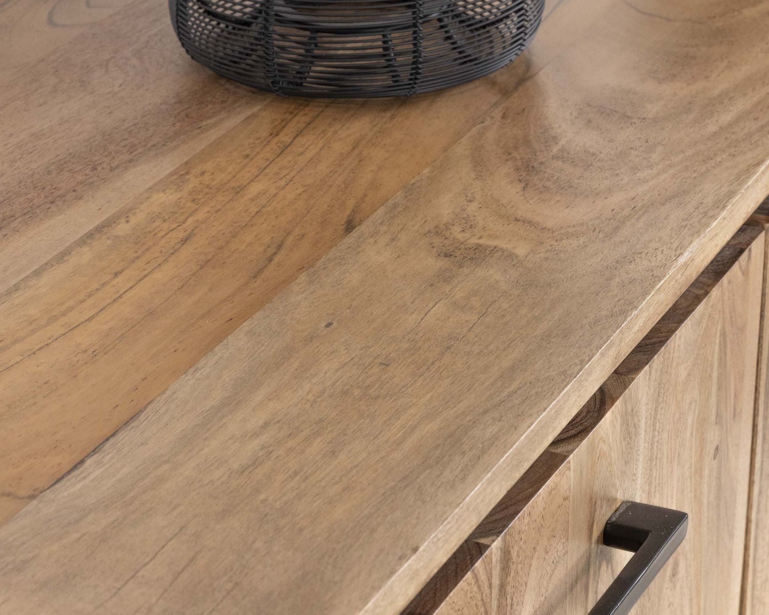 Credenza industriale da 160 cm in acacia "Baltik" con ante, cassetti e nicchie