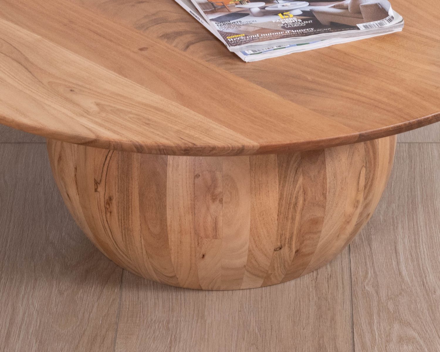Tavolino rotondo di design in acacia massiccia con base a sfera "Voluto"