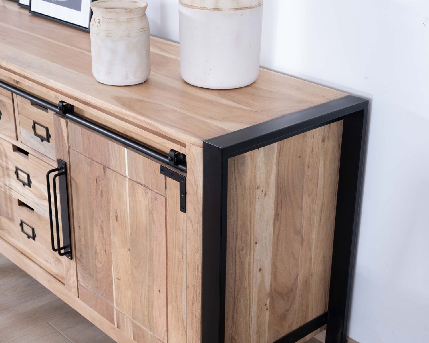 Credenza bassa industriale "Montreal" in legno di acacia naturale e metallo