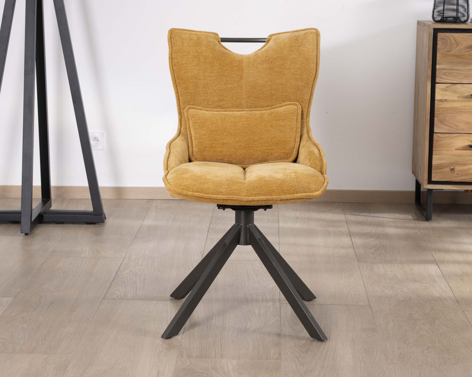 Set di 2 sedie in tessuto giallo senape su base girevole in metallo in stile retrò "Biorg