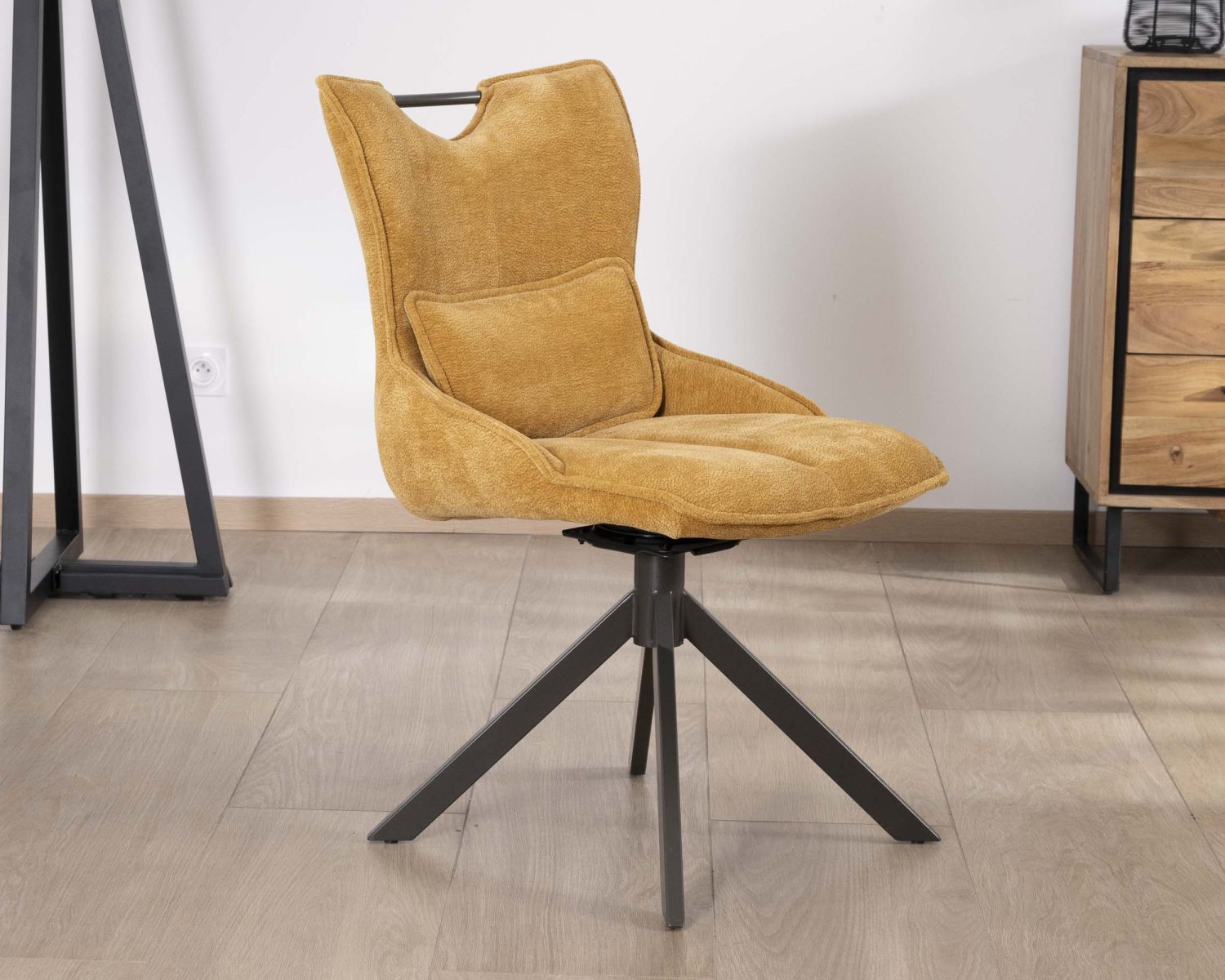 Set di 2 sedie in tessuto giallo senape su base girevole in metallo in stile retrò "Biorg