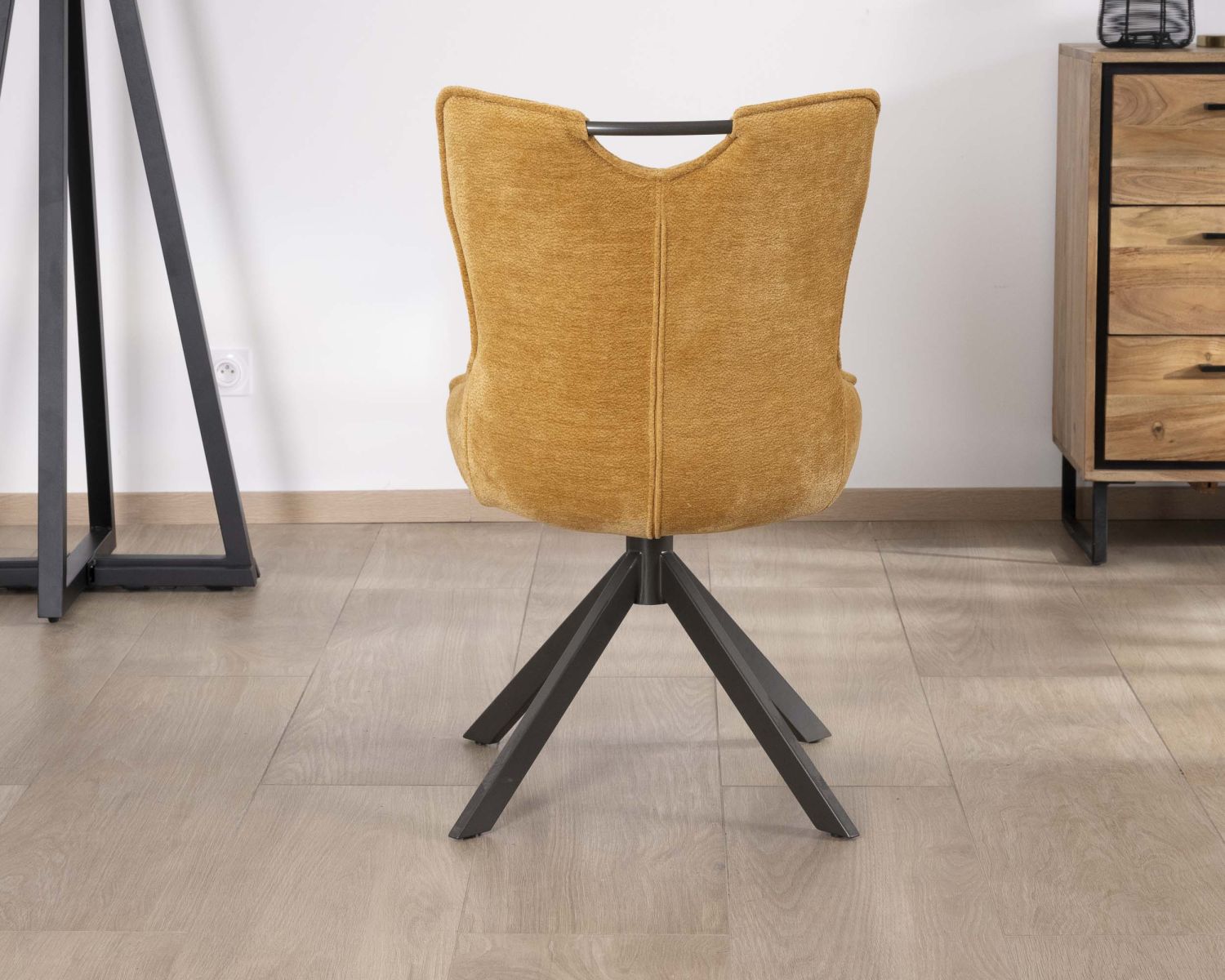 Set di 2 sedie in tessuto giallo senape su base girevole in metallo in stile retrò "Biorg