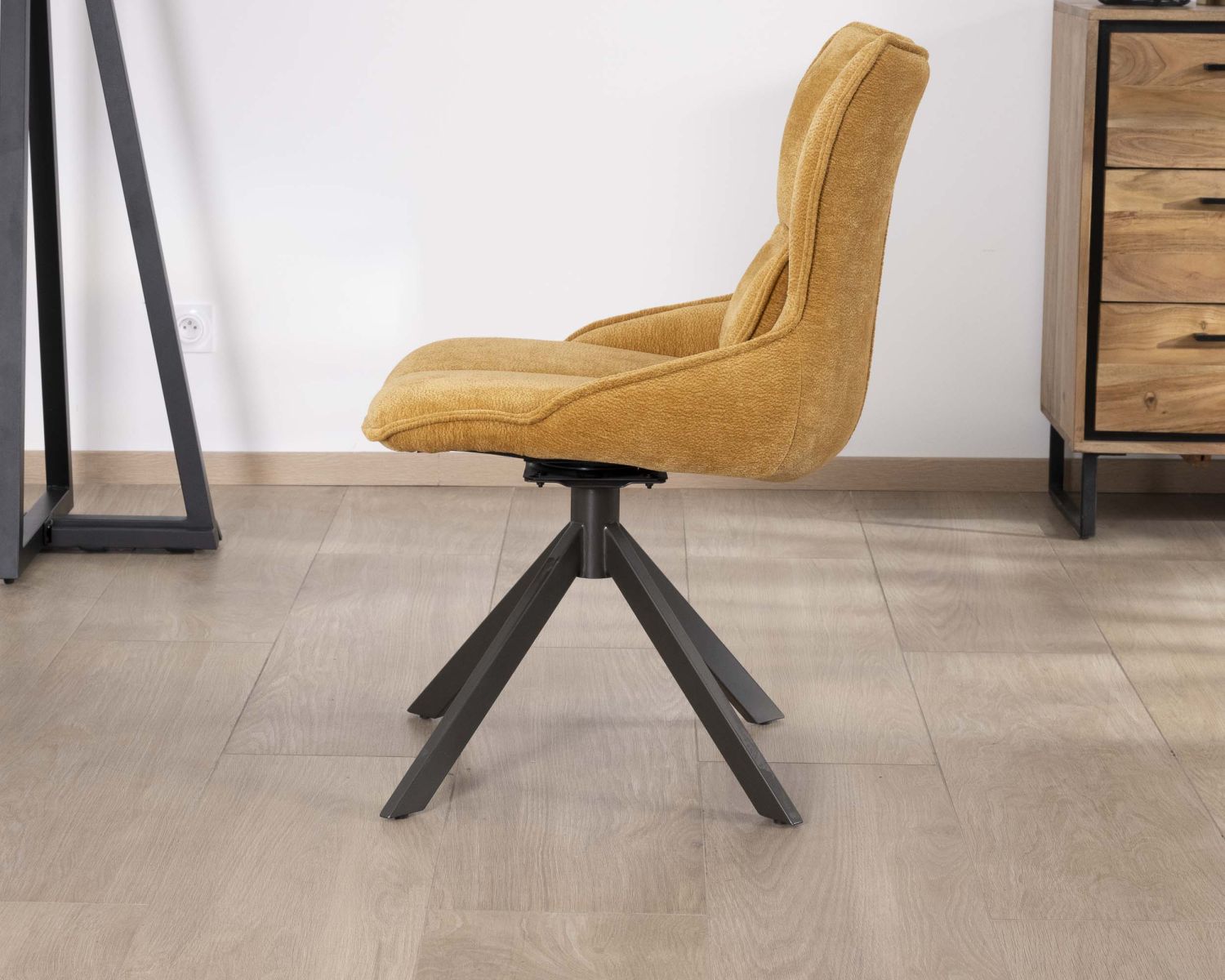 Set di 2 sedie in tessuto giallo senape su base girevole in metallo in stile retrò "Biorg