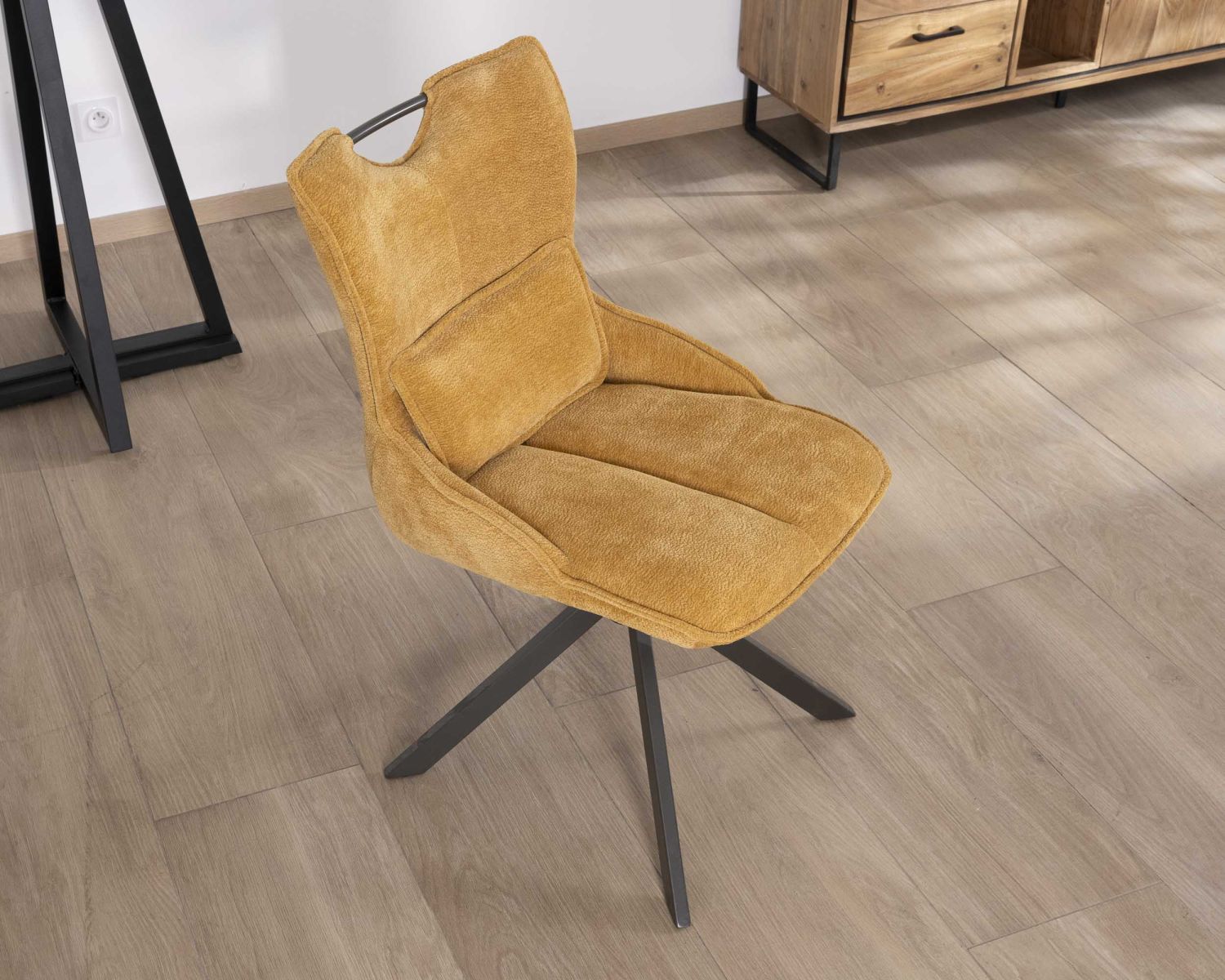 Set di 2 sedie in tessuto giallo senape su base girevole in metallo in stile retrò "Biorg