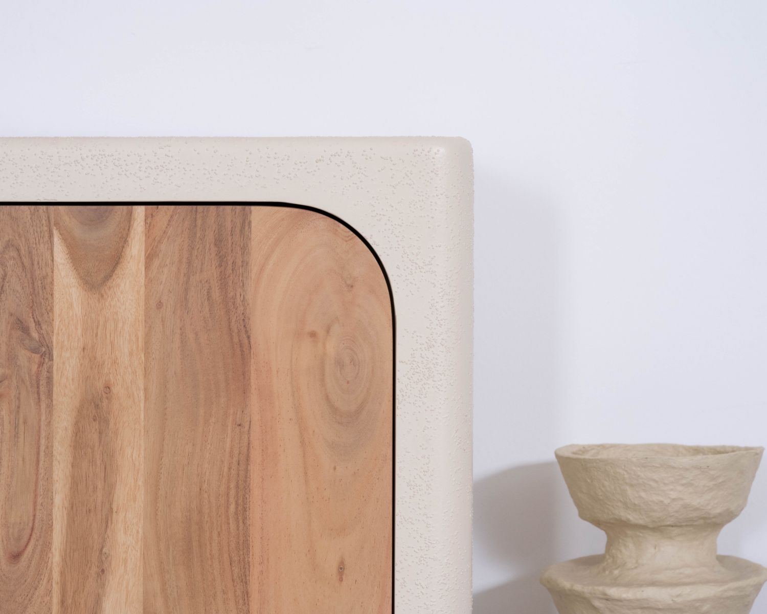 Grande credenza bassa "Miona" a 4 ante in stile organico e contemporaneo