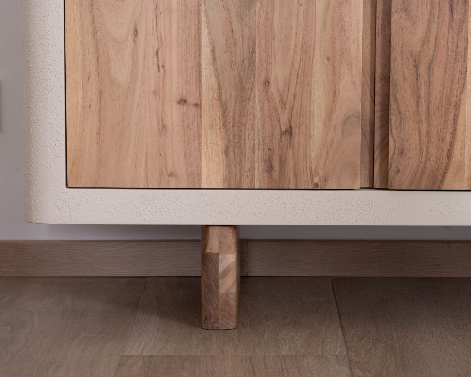 Grande credenza bassa "Miona" a 4 ante in stile organico e contemporaneo