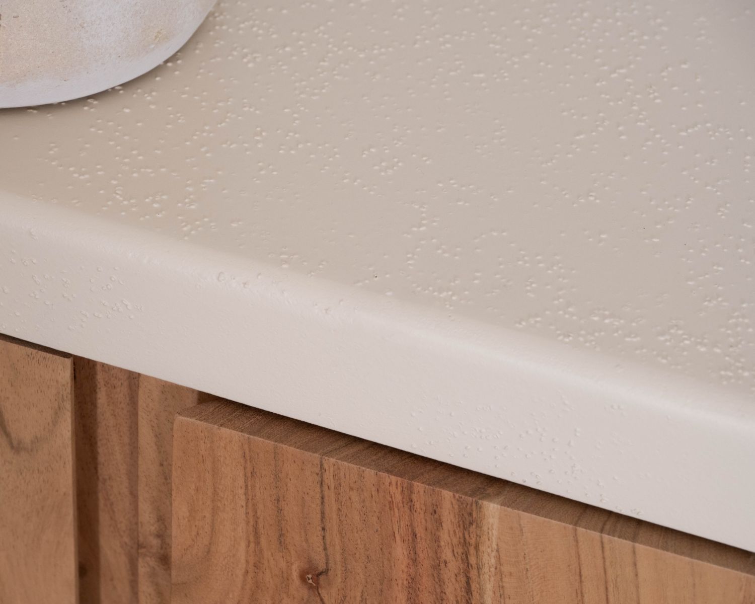 Grande credenza bassa "Miona" a 4 ante in stile organico e contemporaneo