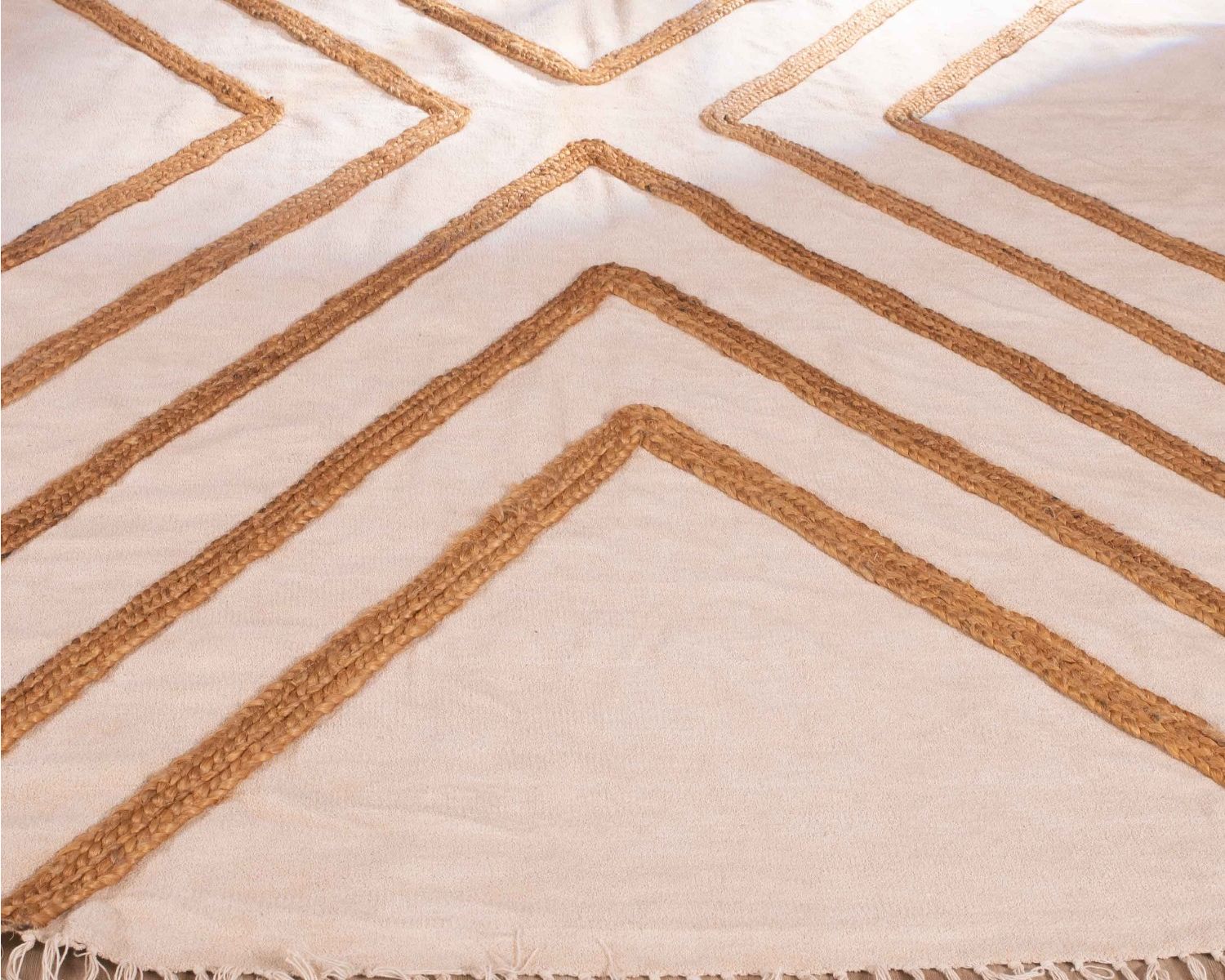 Tappeto "etnico" in cotone beige con juta intrecciata 120 x 180 cm