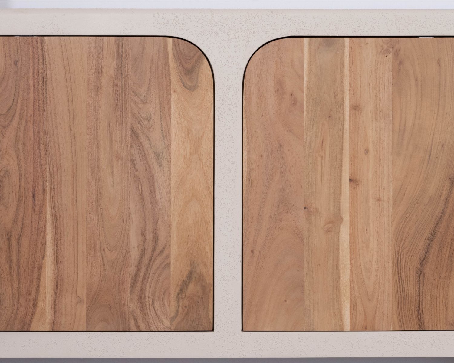 Grande credenza bassa "Miona" a 4 ante in stile organico e contemporaneo