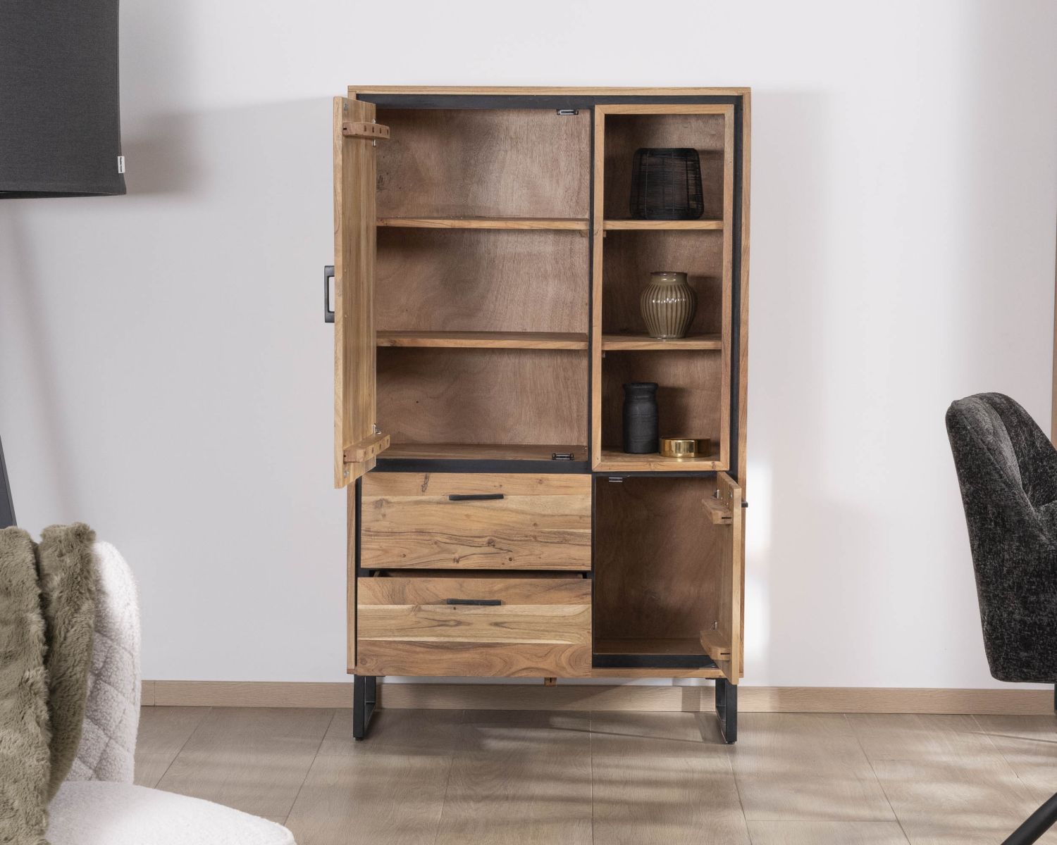 Piccolo mobile per porcellane in acacia di stile industriale "Baltik" con ante, nicchie e cassetti