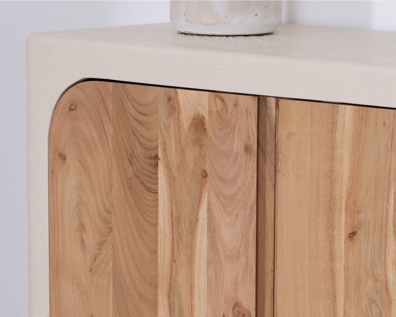 Piccolo mobile contenitore "Miona" in acacia naturale con finitura sabbiata effetto cemento