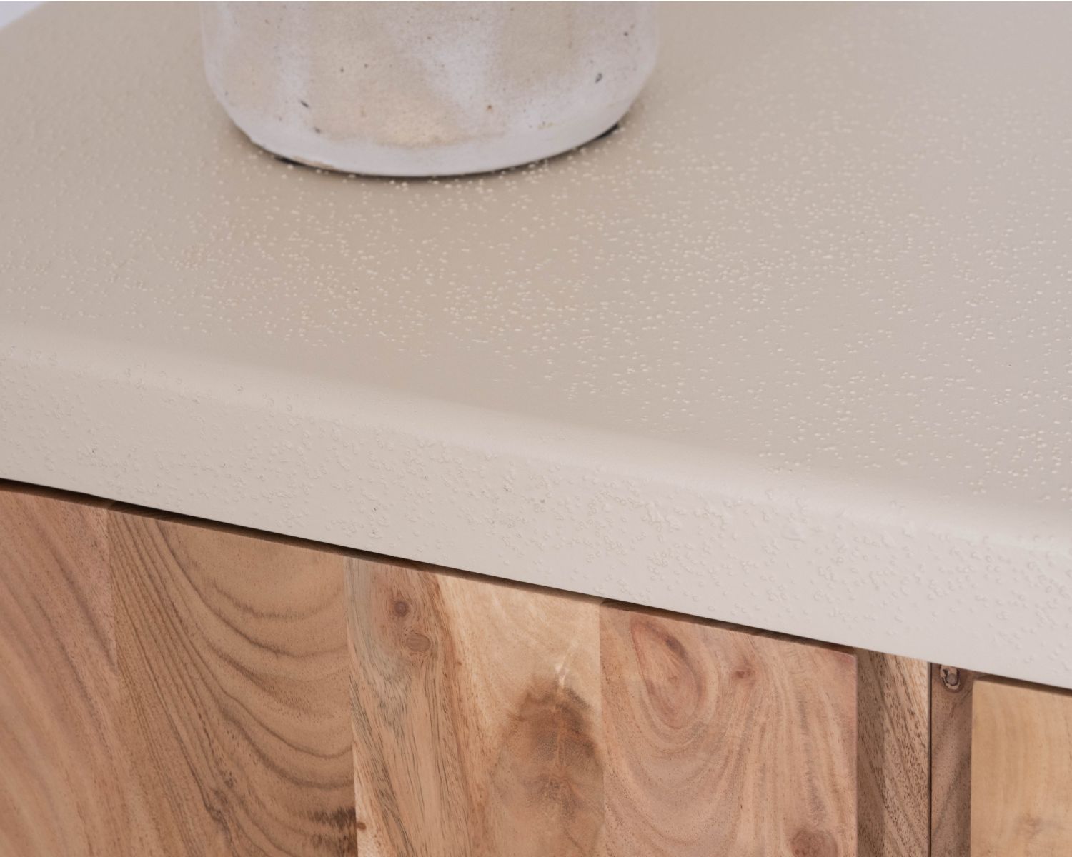 Piccolo mobile contenitore "Miona" in acacia naturale con finitura sabbiata effetto cemento