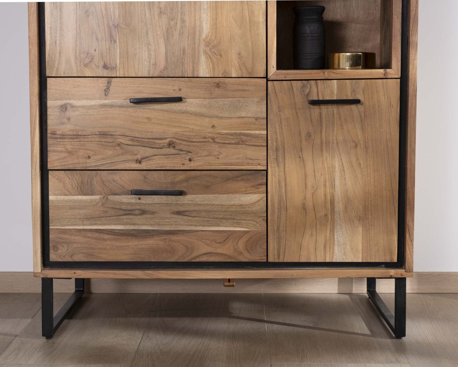 Piccolo mobile per porcellane in acacia di stile industriale "Baltik" con ante, nicchie e cassetti