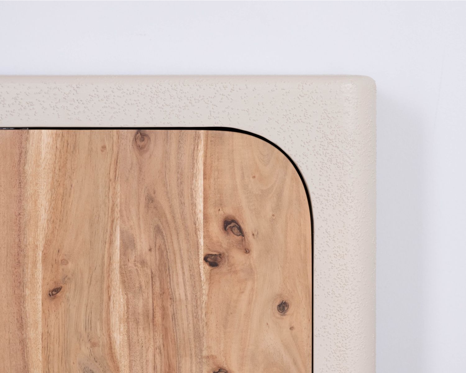 Piccolo mobile contenitore "Miona" in acacia naturale con finitura sabbiata effetto cemento