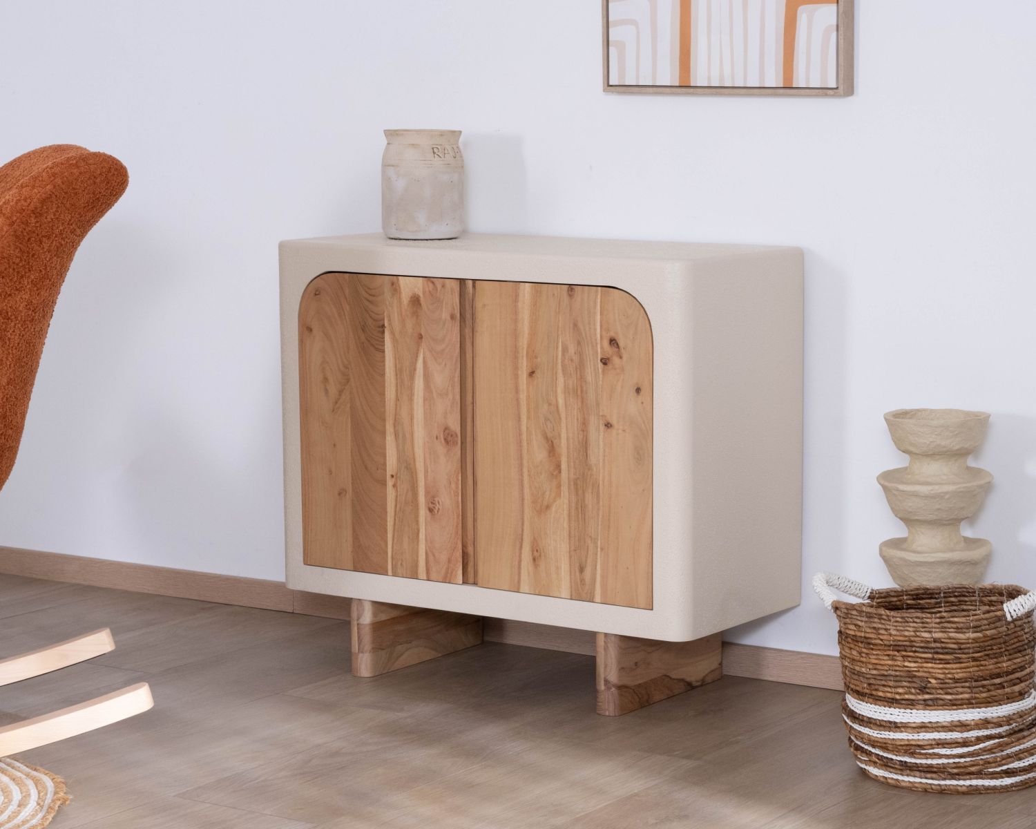 Piccolo mobile contenitore "Miona" in acacia naturale con finitura sabbiata effetto cemento