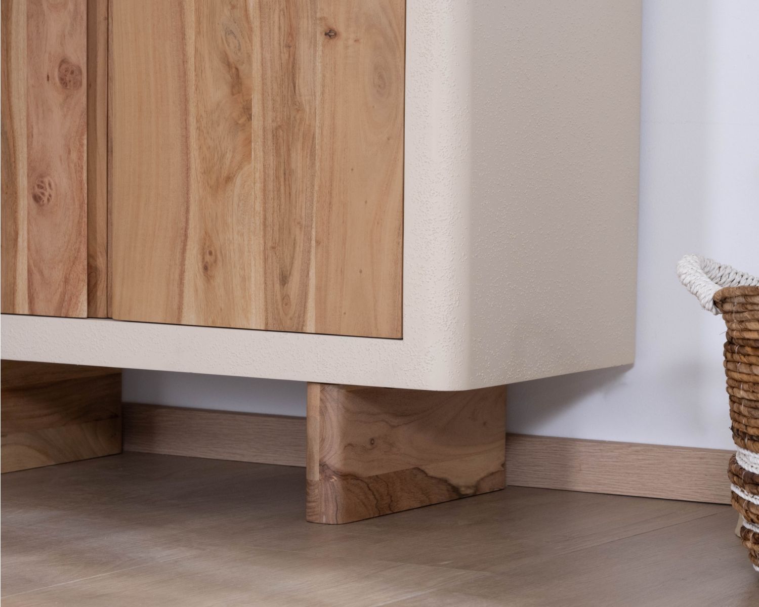 Piccolo mobile contenitore "Miona" in acacia naturale con finitura sabbiata effetto cemento