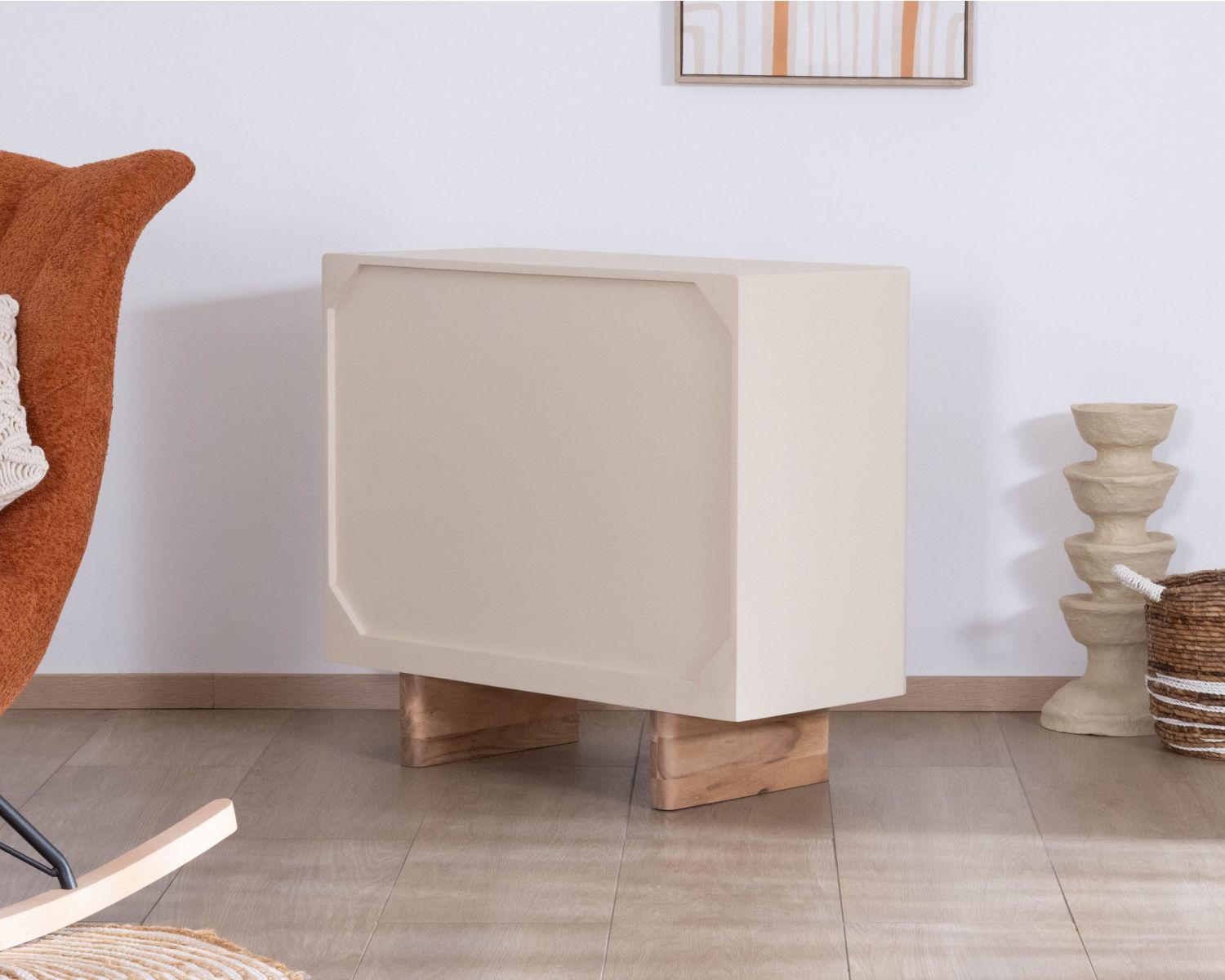 Piccolo mobile contenitore "Miona" in acacia naturale con finitura sabbiata effetto cemento