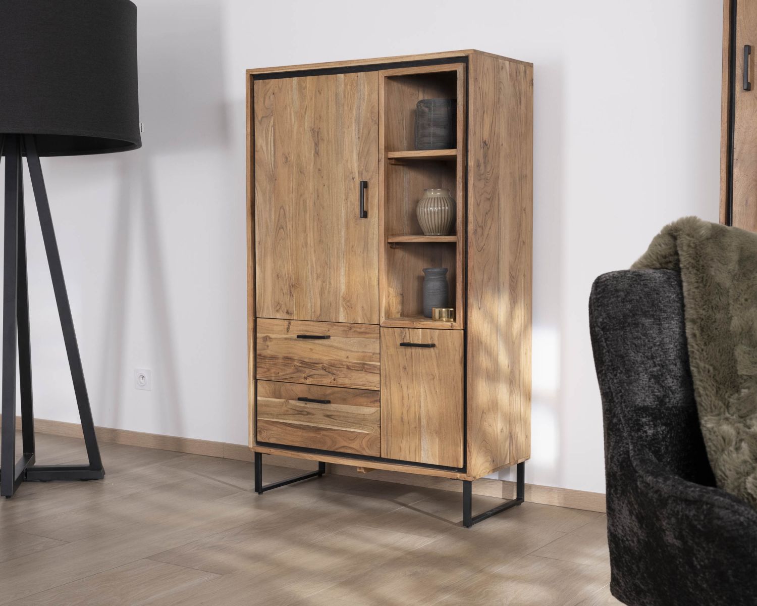 Piccolo mobile per porcellane in acacia di stile industriale "Baltik" con ante, nicchie e cassetti