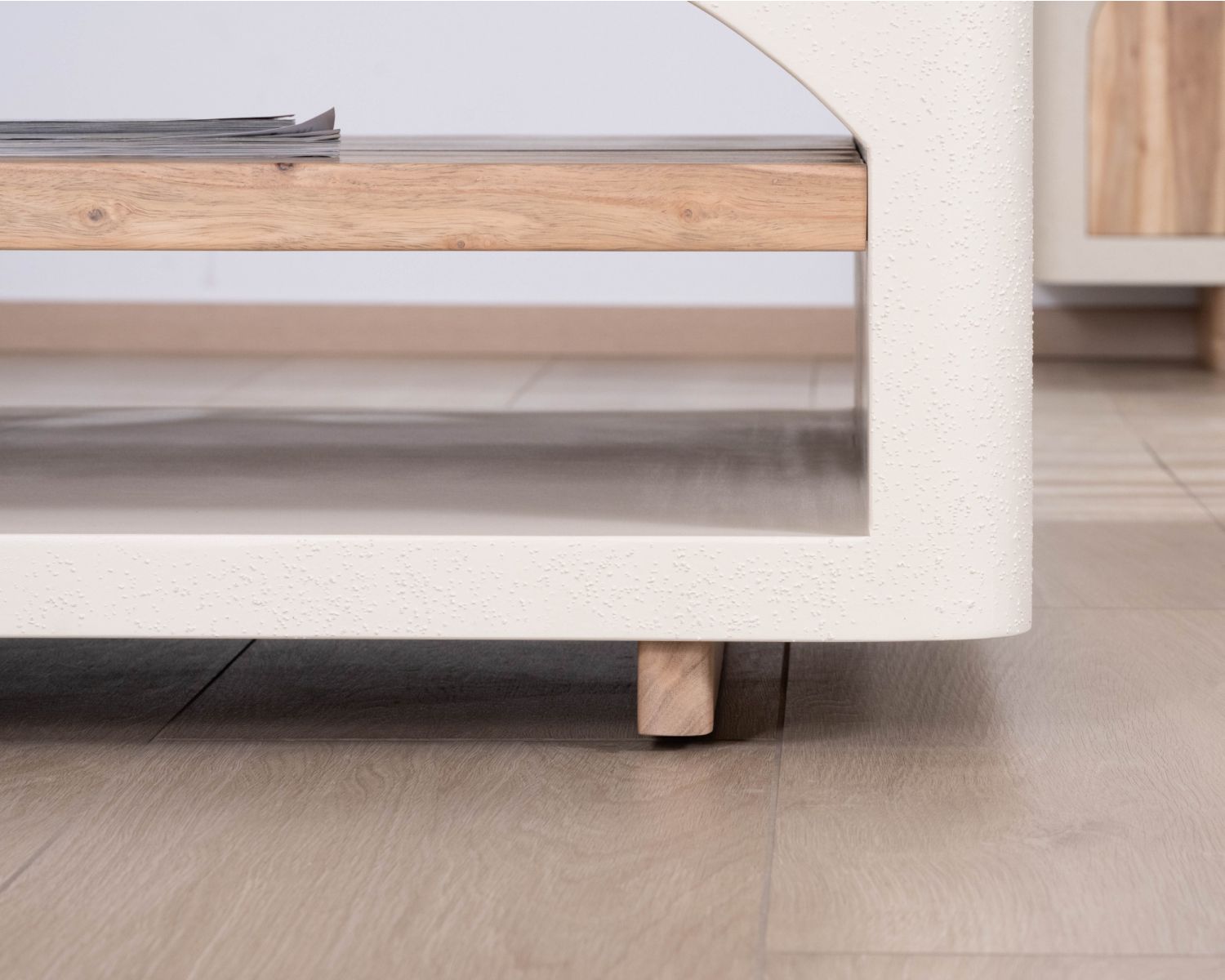 Tavolino quadrato "Miona", design organico con aspetto di cemento sabbiato