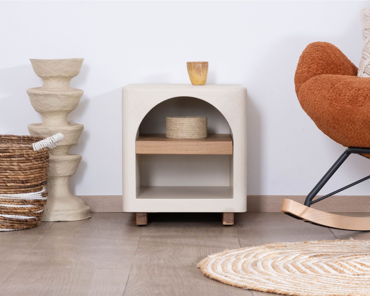 Comodino contemporaneo "Miona" in acacia e cemento sabbiato