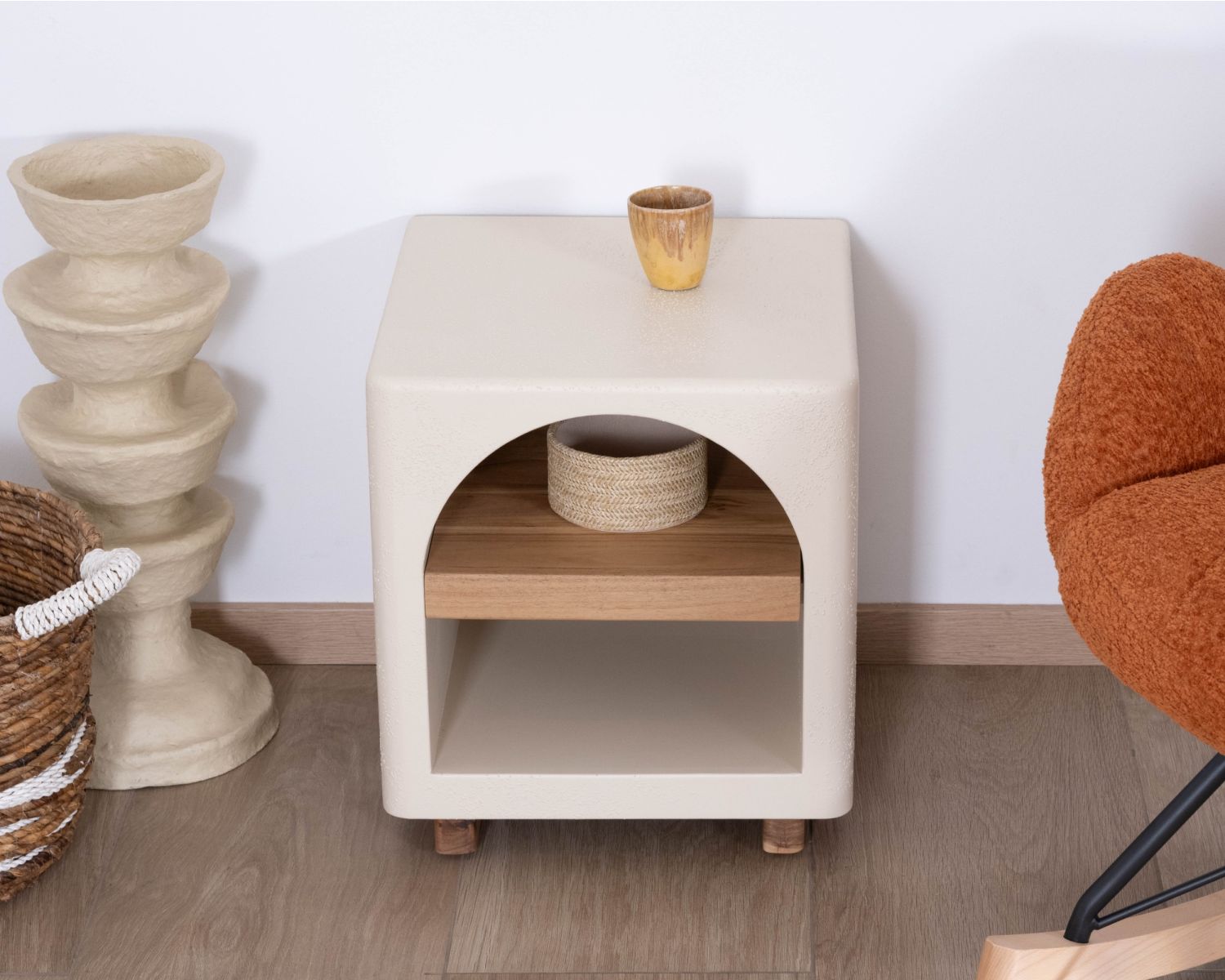 Comodino contemporaneo "Miona" in acacia e cemento sabbiato