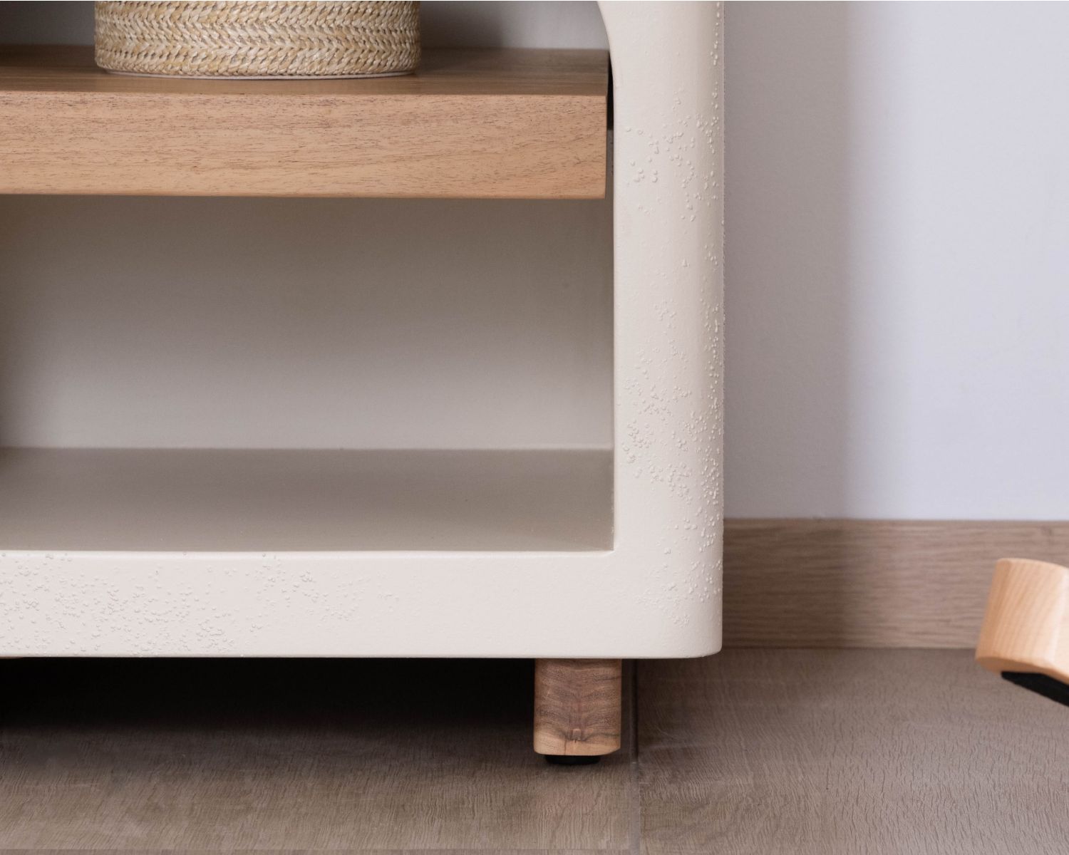 Comodino contemporaneo "Miona" in acacia e cemento sabbiato