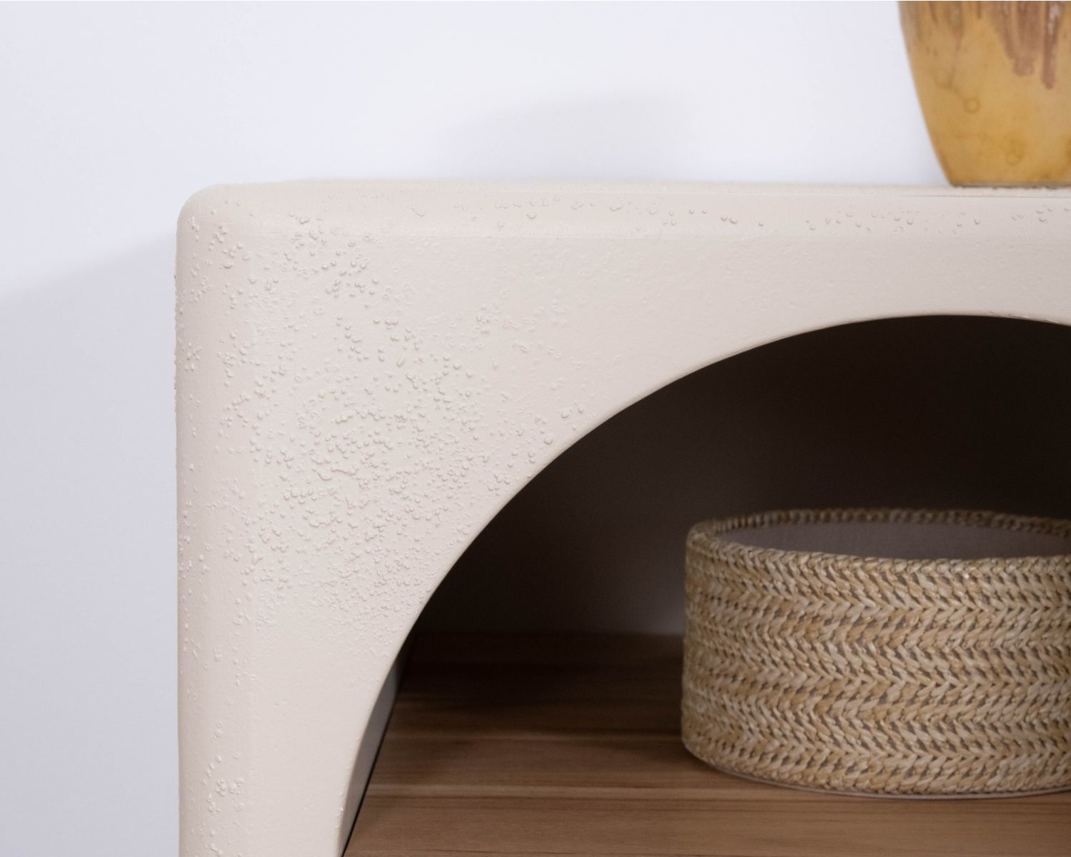 Comodino contemporaneo "Miona" in acacia e cemento sabbiato