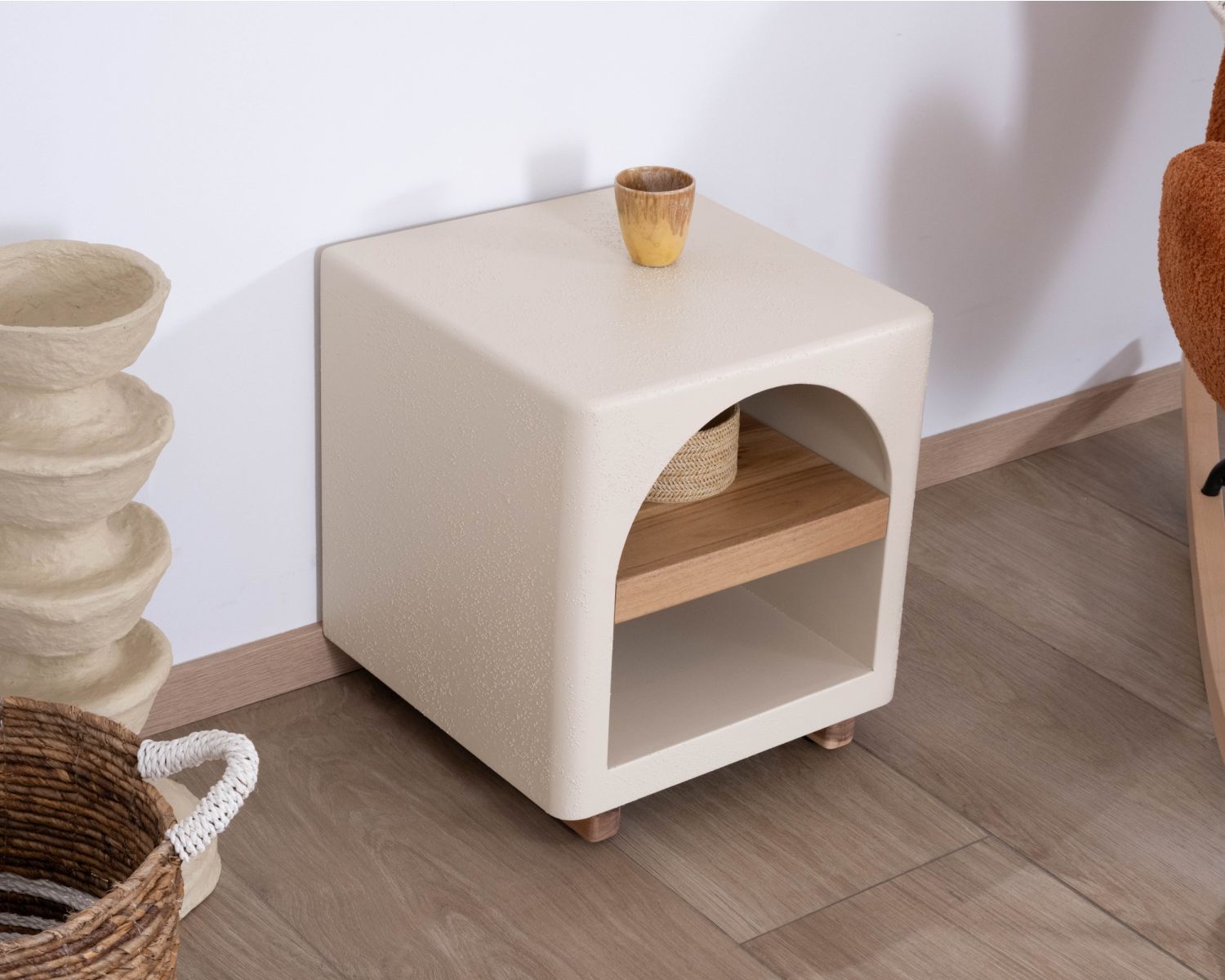 Comodino contemporaneo "Miona" in acacia e cemento sabbiato