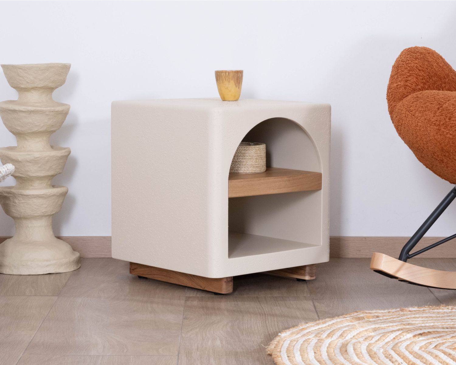 Comodino contemporaneo "Miona" in acacia e cemento sabbiato