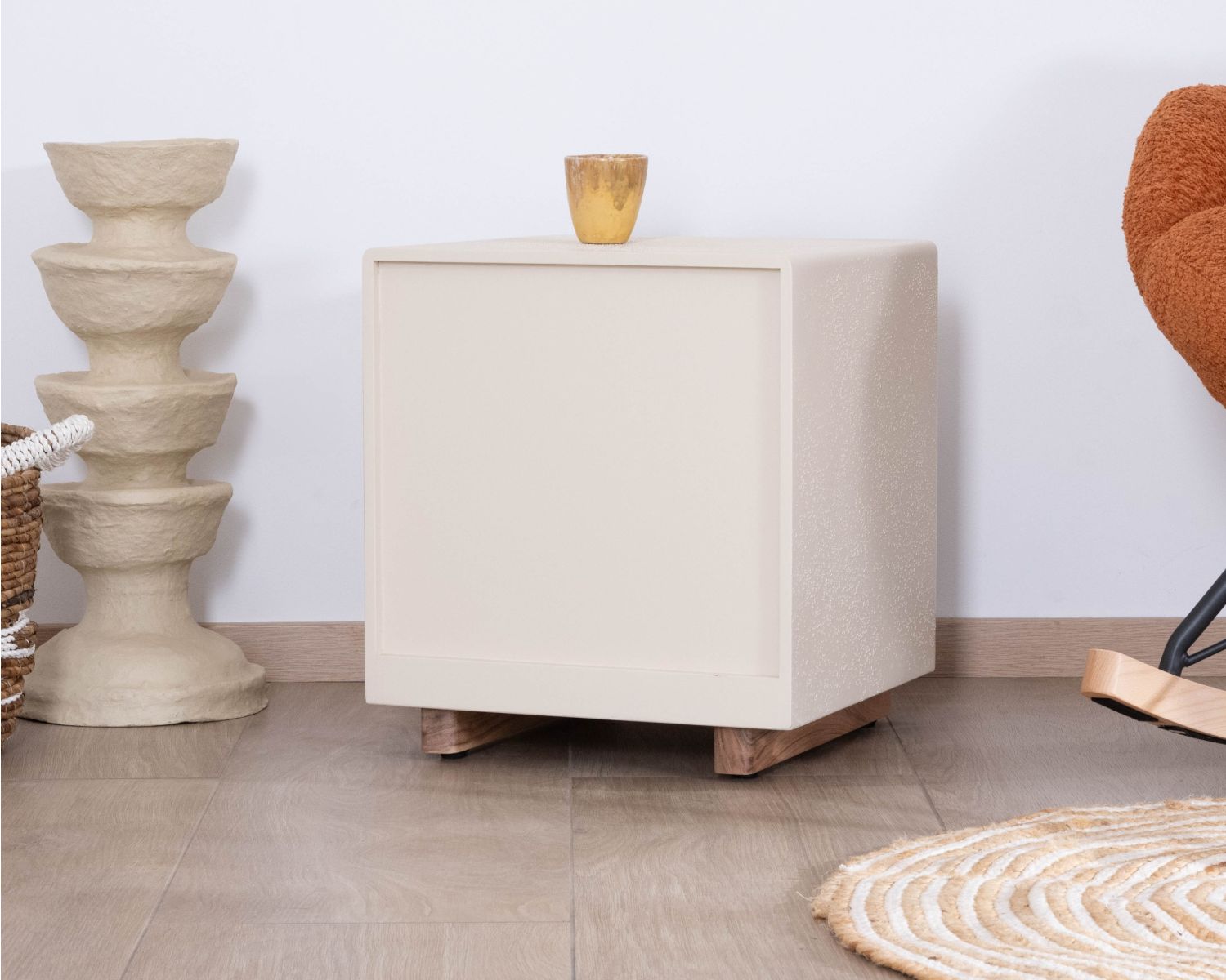 Comodino contemporaneo "Miona" in acacia e cemento sabbiato