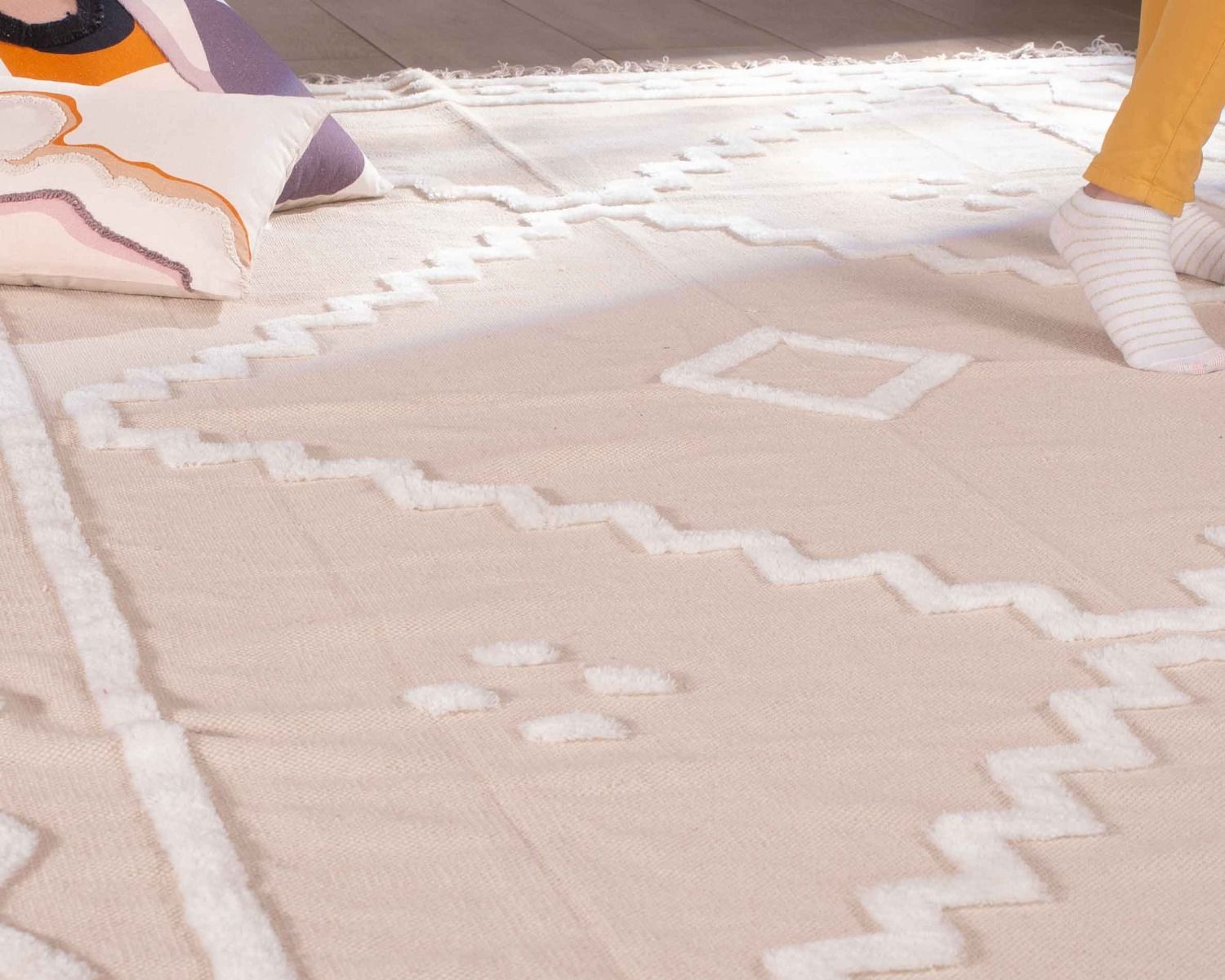 Tappeto beige tessuto a mano con motivi ricamati in bianco "Matis" dimensioni 120x180cm