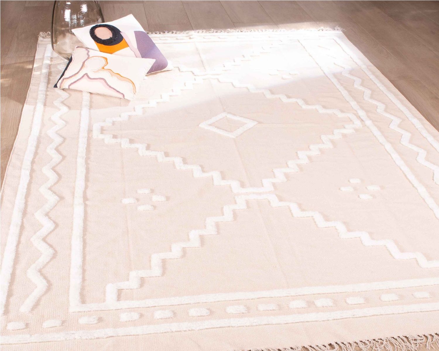 Grande tappeto rettangolare beige con motivi ricamati bianchi "Matis" 200 x 300 cm