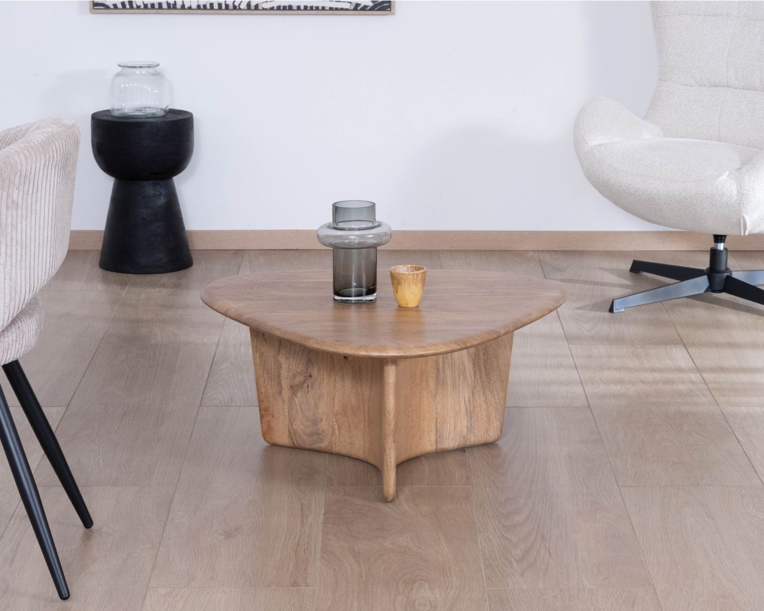 Tavolino "Aglae" in legno di mango massiccio, design puro e organico