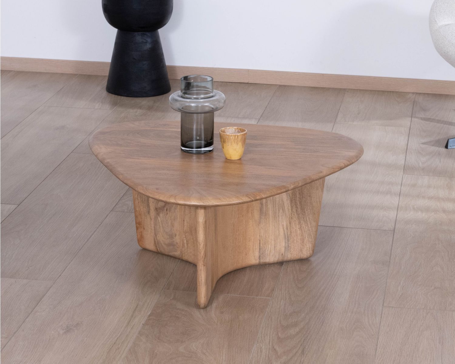 Tavolino "Aglae" in legno di mango massiccio, design puro e organico