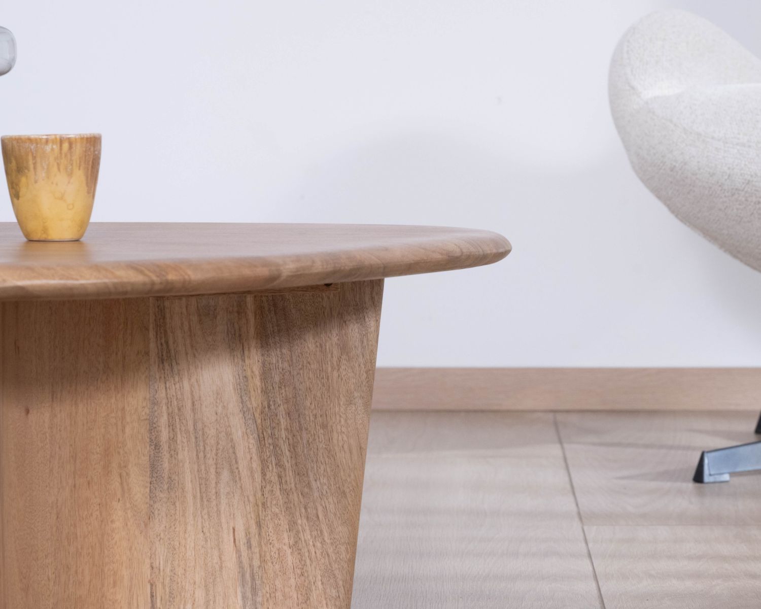 Tavolino "Aglae" in legno di mango massiccio, design puro e organico