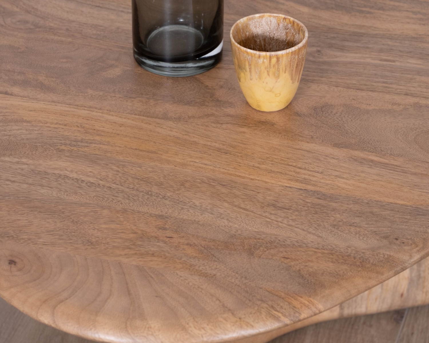 Tavolino "Aglae" in legno di mango massiccio, design puro e organico