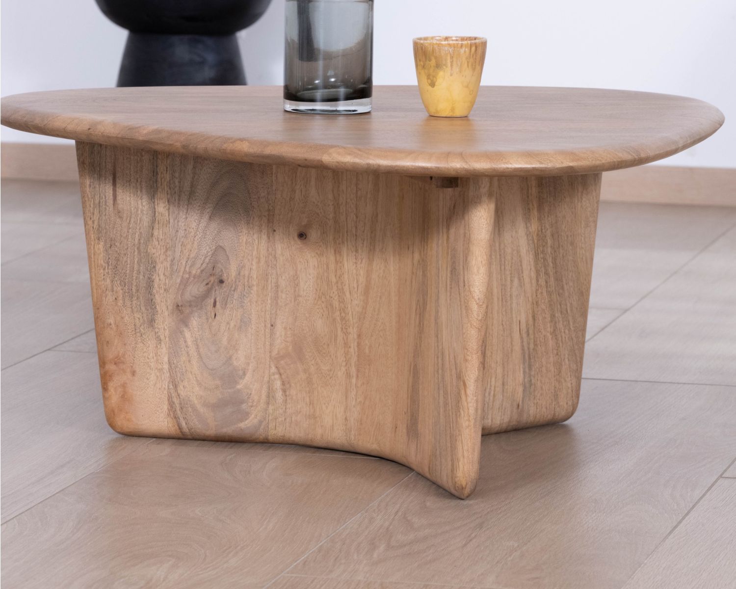 Tavolino "Aglae" in legno di mango massiccio, design puro e organico