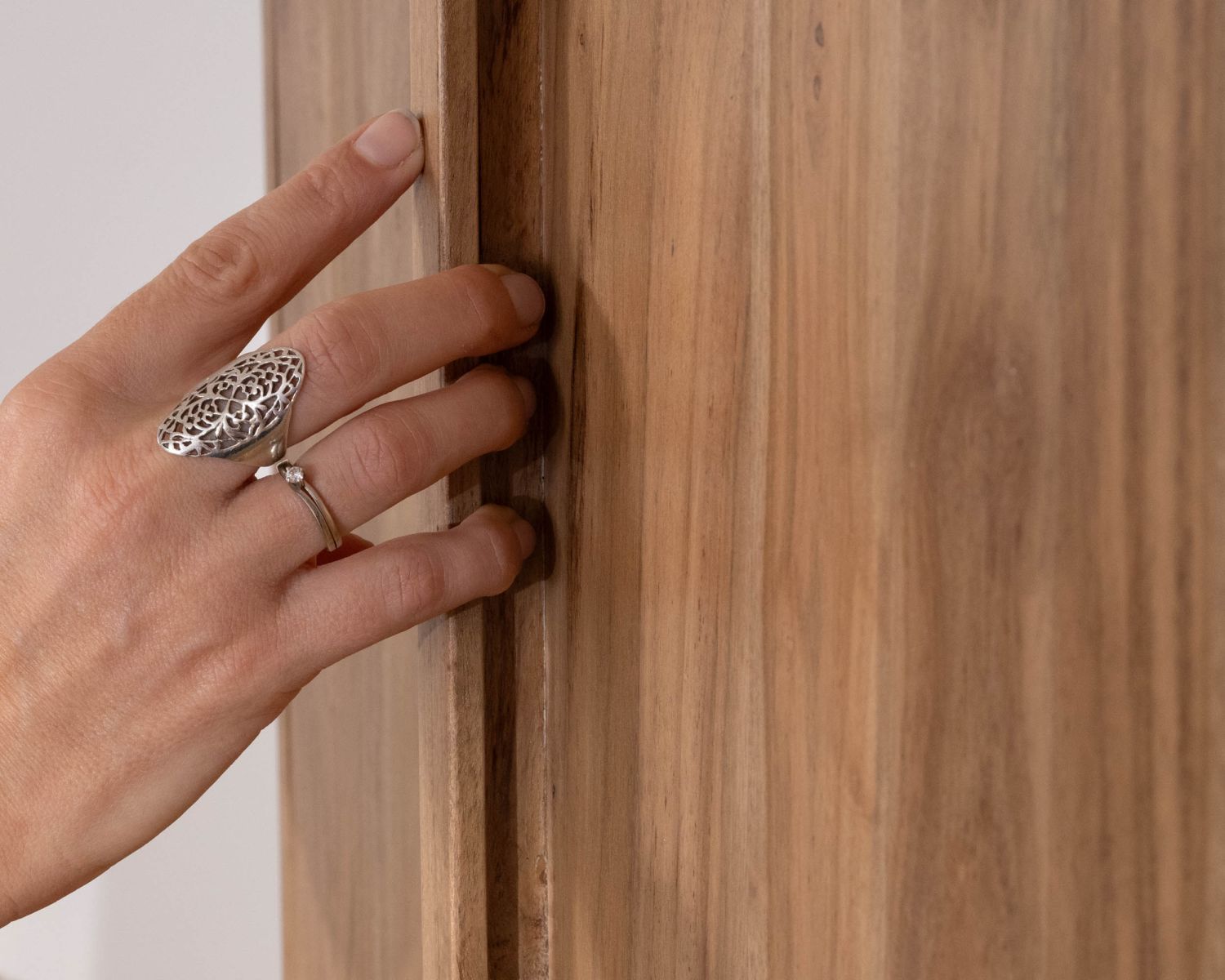 Piccolo mobile basso per porcellane in stile scandinavo "Melody" in acacia