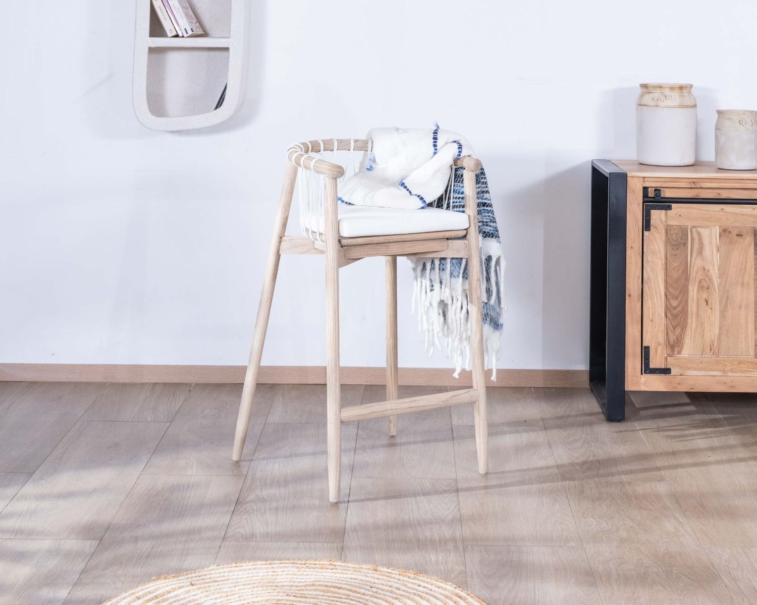 Seggiolone "Katue" in legno esotico e corda intrecciata