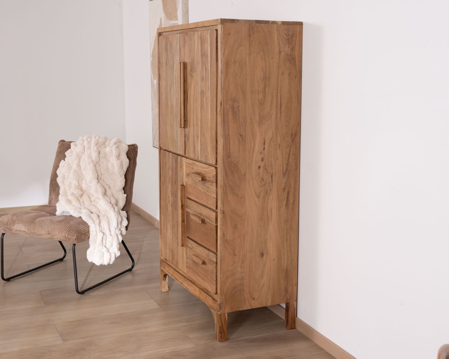 Piccolo mobile basso per porcellane in stile scandinavo "Melody" in acacia